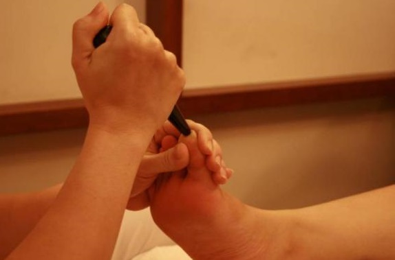 hướng dẫn sử dụng đá massage bấm huyệt